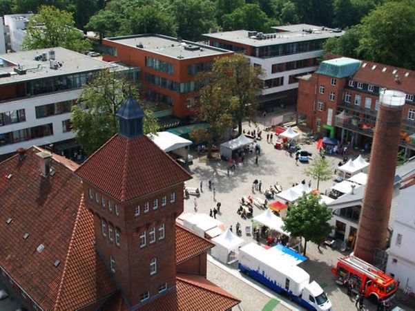 Luftaufnahme eines Gebäudekomplexes der Evangelischen Stiftung Alsterdorf mit Innenhof und mehreren Gebäuden.