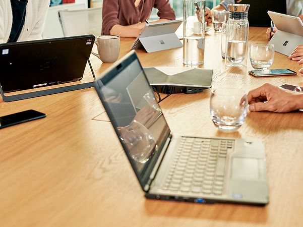 IT-Equipment, das im Webshop für öffentliche Auftraggeber bestellt werden kann, steht auf dem Tisch