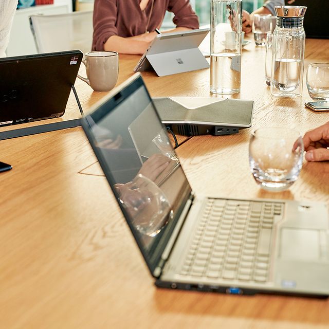 IT-Equipment, das im Webshop für öffentliche Auftraggeber bestellt werden kann, steht auf dem Tisch