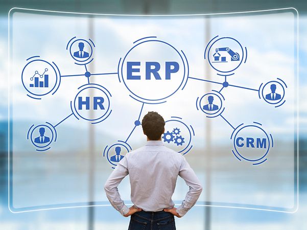 Person blickt auf ein Diagramm mit ERP, HR und CRM für die SAP®-Veraltungsmodernisierung.