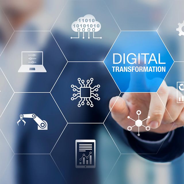 Ein Mann im Anzug verschwommen im Hintergrund tippt mit dem Finger auf ein Gitternetz auf dem Digital Transformation steht