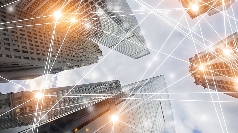 Blick auf Gebäude einer Stadt, die mit SAP®-Lösungen vernetzt wird.
