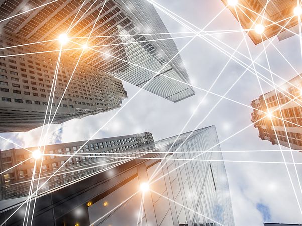 Blick auf Gebäude einer Stadt, die mit SAP®-Lösungen vernetzt wird.