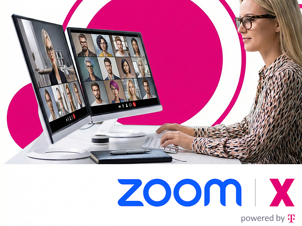 Person sitzt am Schreibtisch und führt eine Videokonferenz über zwei Monitore
