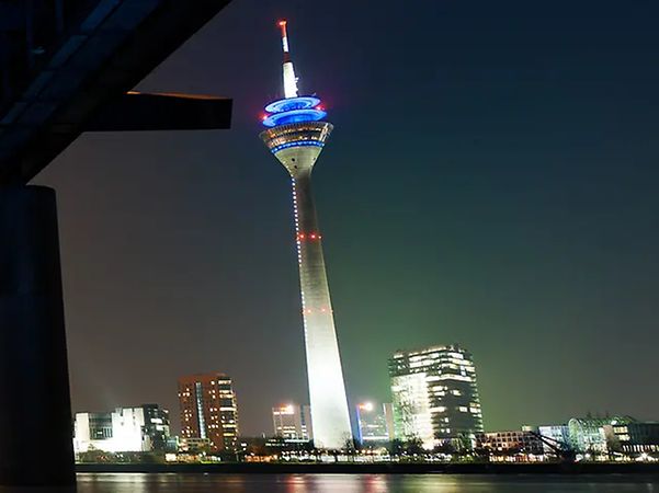 Fernsehturm bei Nacht in Düsseldorf