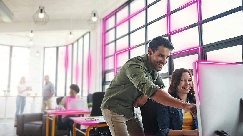Mann und Frau arbeiten am Computer mit Sovereign Desk.