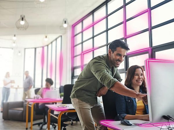 Mann und Frau arbeiten am Computer mit Sovereign Desk.