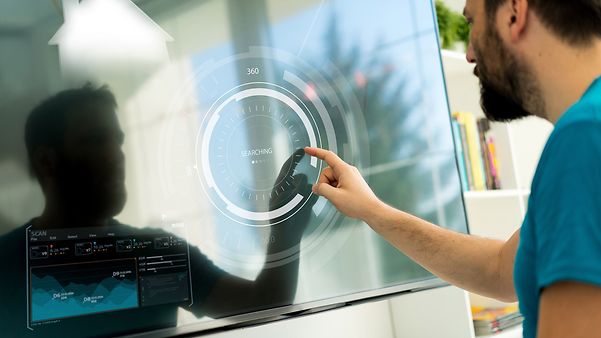 Mann schaut sich Kennzahlen für die Geschäftssteuerung auf dem Dashboard an.