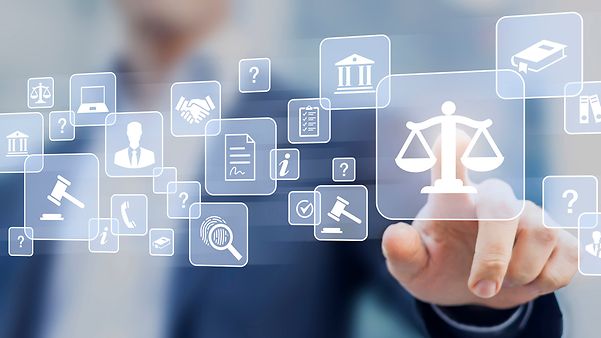 Eine Person zeigt auf ein Icon eines Verwaltungsprozesses, der mit SAP®-Lösungen digitalisiert werden soll.