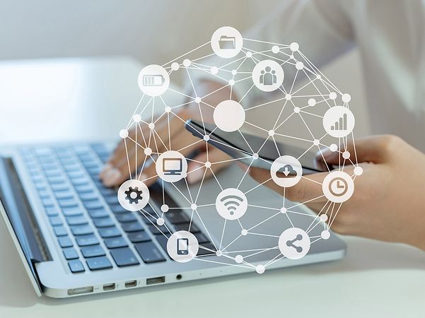 Smartphone und Tastatur mit Symbolnetz für KI-Wissensmanagement.