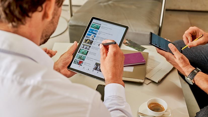 Frau nutzt Smartphone für digitales Serviceangebot der Verwaltung.
