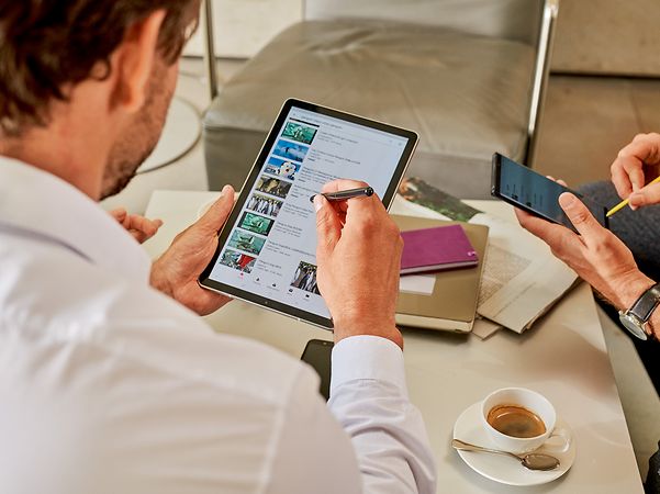 Frau nutzt Smartphone für digitales Serviceangebot der Verwaltung.