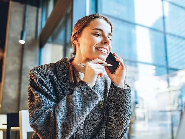 „Person nutzt Smartphone in einem modernen Büro