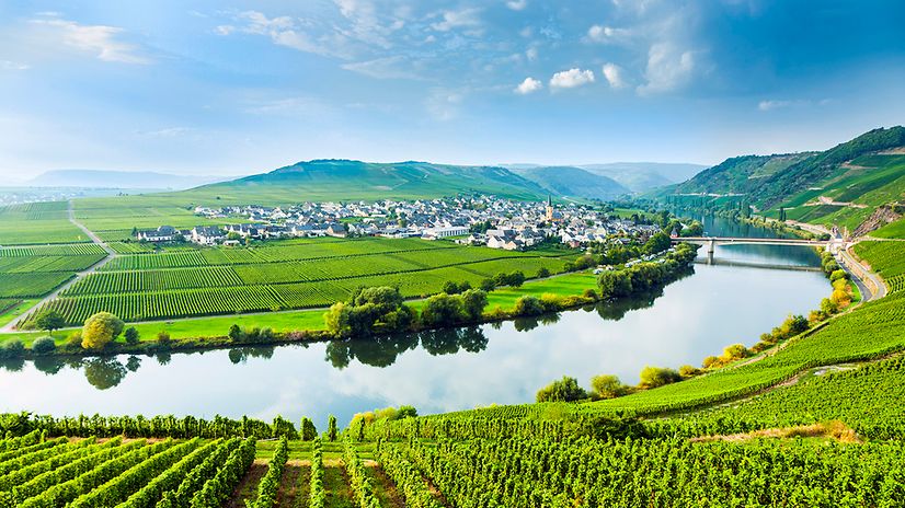 Bild eines Ortes am Fluss in schöner Landschaft