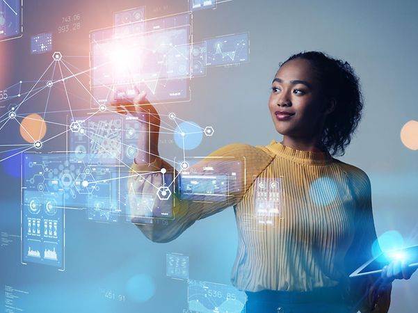Person nutzt ein Tablet und interagiert mit digitalen holografischen Datenanzeigen