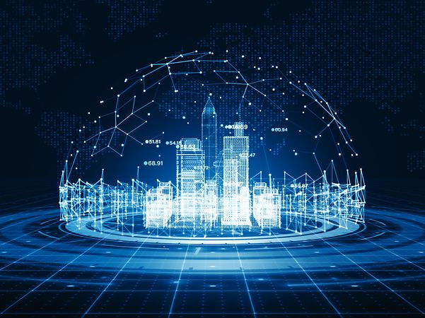 Digitale Stadt unter Schutzkuppel mit NIS2-Hinweis.