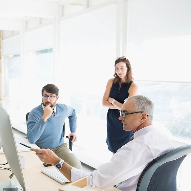 Mehrere Personen diskutieren in einem hellen Büro‑ oder Besprechungsraum