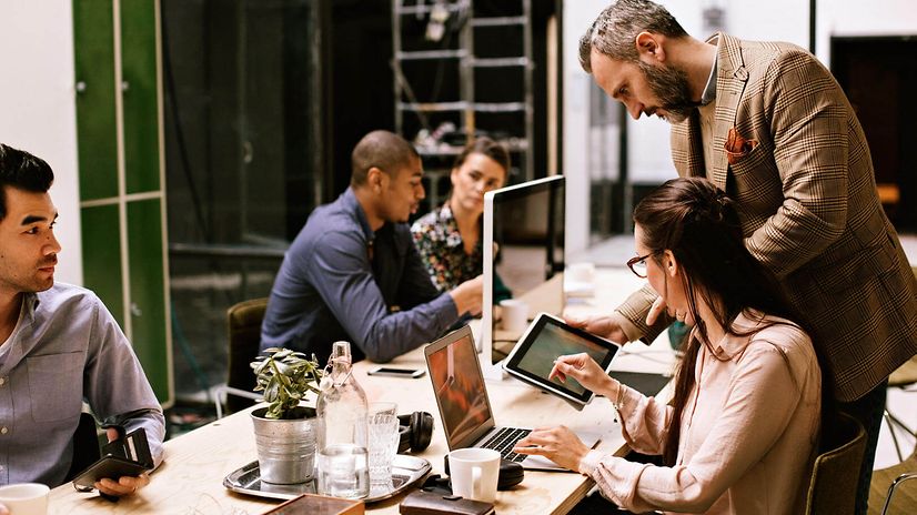 Mehrere Personen arbeiten gemeinsam in großem Büro dank Vernetzung, Internet und Cloud der Telekom