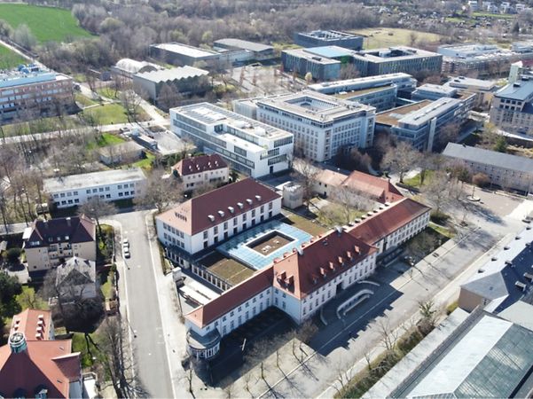Luftaufnahme des Campus der Technischen Universität Dresden mit mehreren Gebäuden und Straßen.