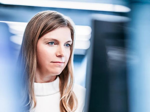 Person blickt auf ein mobiles Gerät