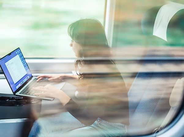 Person arbeitet mobil am Laptop