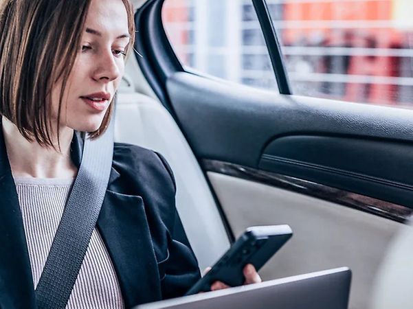 Person nutzt ein Smartphone unterwegs