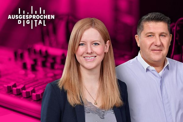 Zwei Personen vor magenta Hingergrund, die sich über Business GPT unterhalten