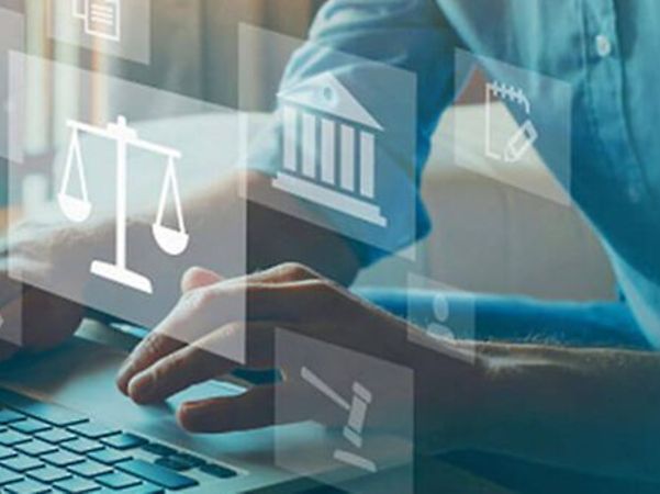 Person arbeitet am Laptop mit eingeblendeten Symbolen für digitale Verwaltung und Recht.