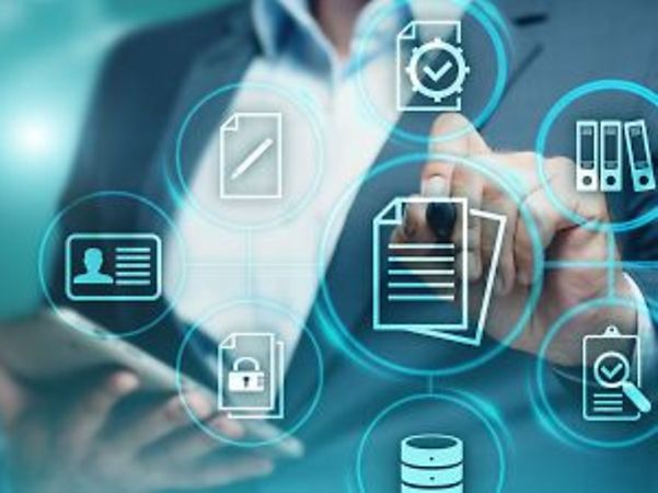 Person bedient digitale Dokumenten- und Verwaltungssymbole auf einer virtuellen Oberfläche.