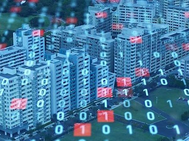 Stadtansicht mit digitalen Binärcodes als Symbol für vernetzte Gebäude und Smart-City-Technologien.
