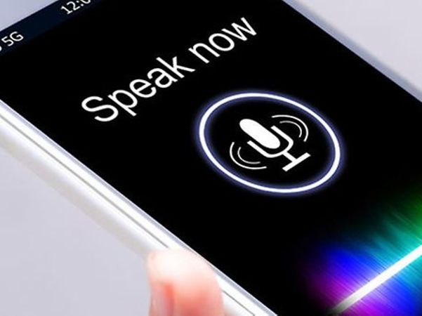 Smartphone mit aktivierter Sprachsteuerung und Mikrofon-Symbol auf dem Display.