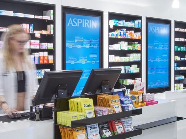Mitarbeiterin der Johannes-Apotheke nutzt sicheren Netsfere-Messenger der Telekom.
