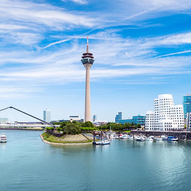 Blick auf den Düsseldorfer Medienhafen, modernen Gebäuden 